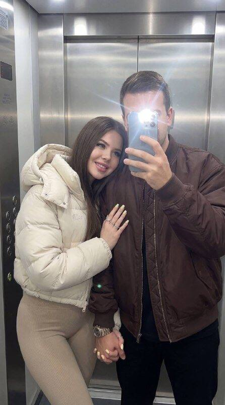 Романтическое селфи в зеркале лифта