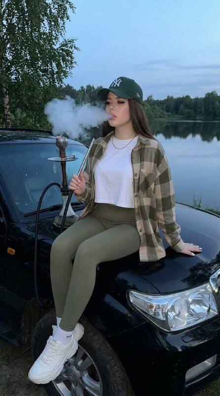 Девушка с кальяном на капоте внедорожника