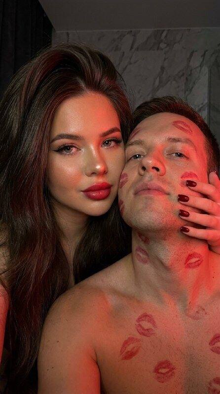 Романтический портрет со следами поцелуев