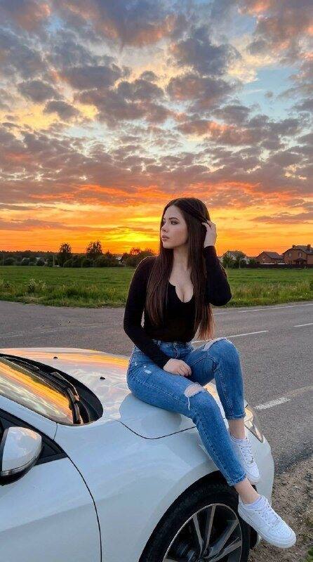 Портрет на капоте машины на закате