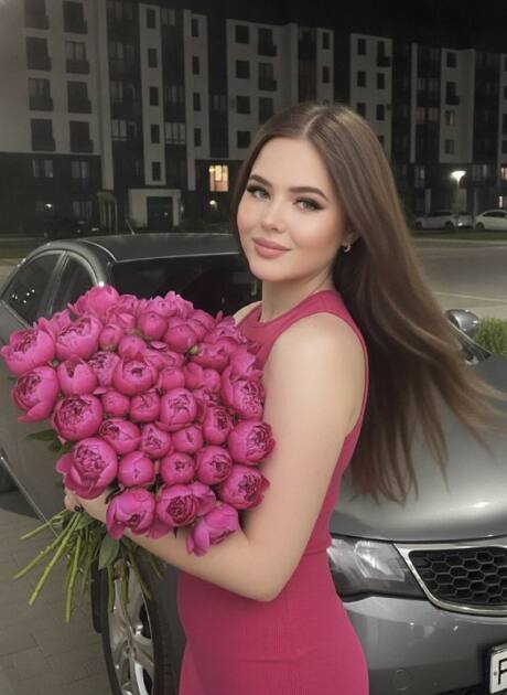 Девушка с букетом розовых пионов