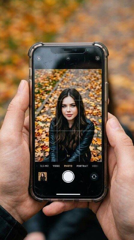 Осенний портрет на экране смартфона