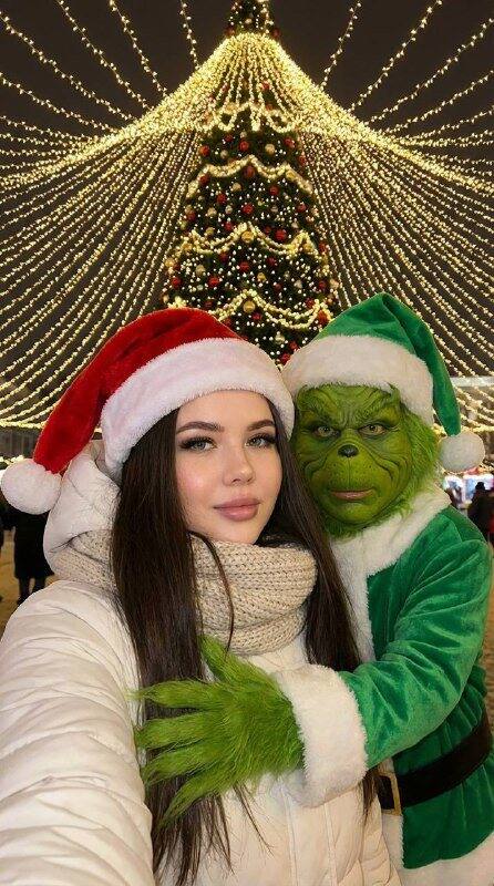 Селфи с Гринчем у новогодней елки