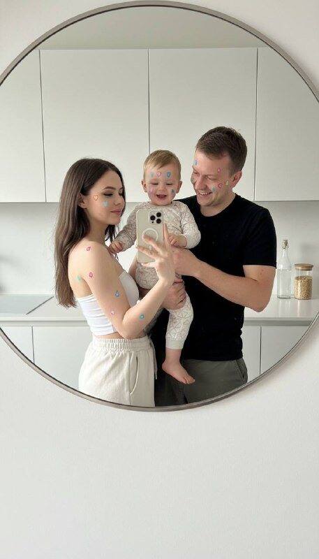 Семейное селфи в круглом зеркале