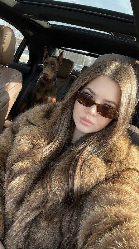 Селфи в машине с доберманом