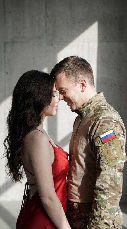 Романтическая встреча военного и девушки