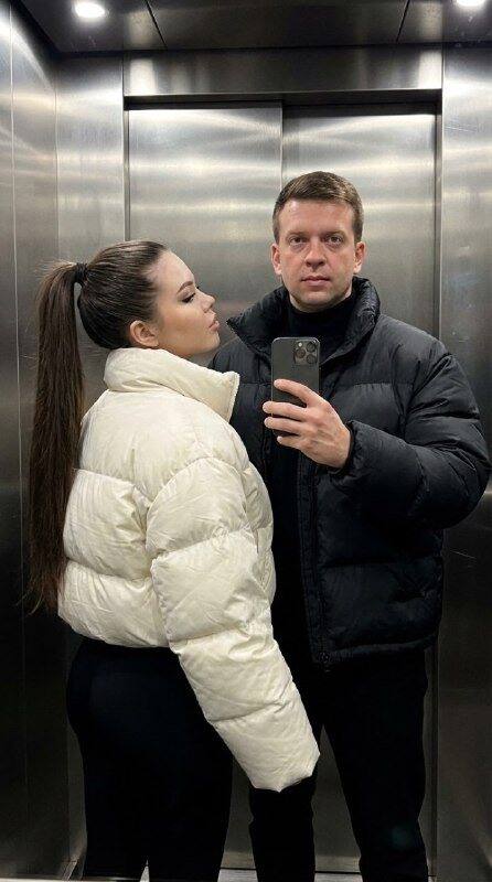 Зеркальное селфи пары в лифте