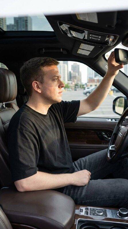 Мужчина за рулем автомобиля в городе