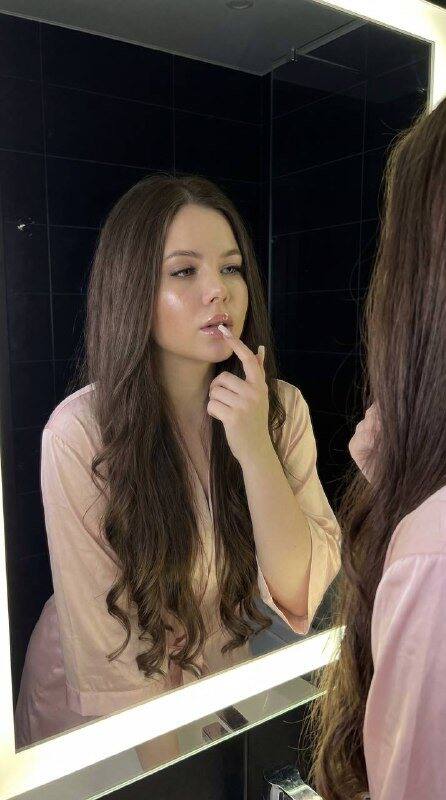 Отражение в зеркале ванной комнаты