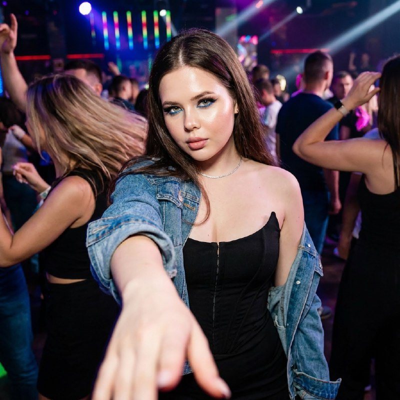 Девушка на вечеринке в ночном клубе