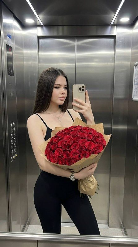 Зеркальное селфи с букетом роз
