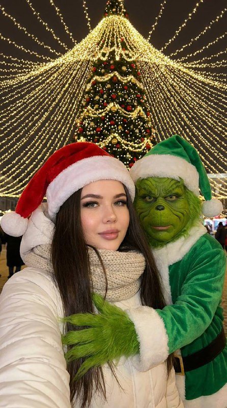 Селфи с Гринчем у новогодней елки