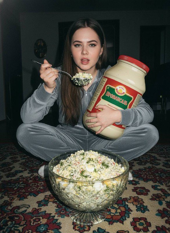 Юмористическая домашняя фотосессия с салатом
