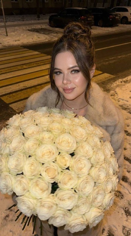 Зимний вечер с огромным букетом роз