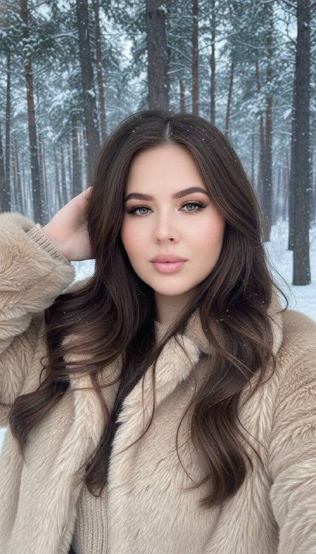 Портрет девушки в заснеженном лесу