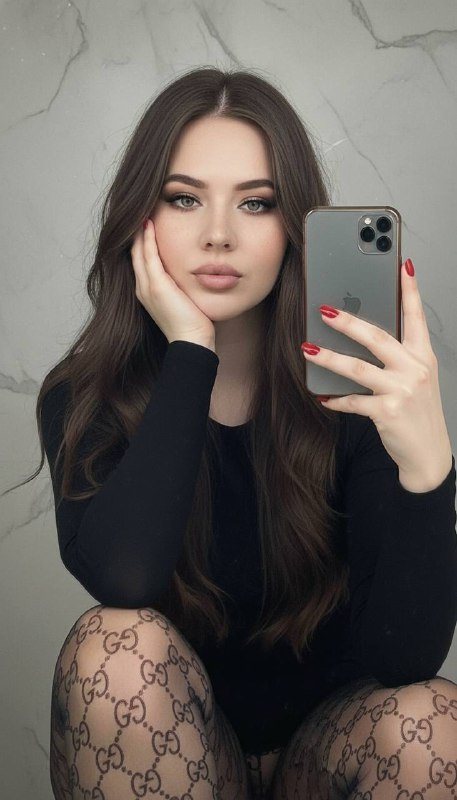 Стильное зеркальное селфи в интерьере