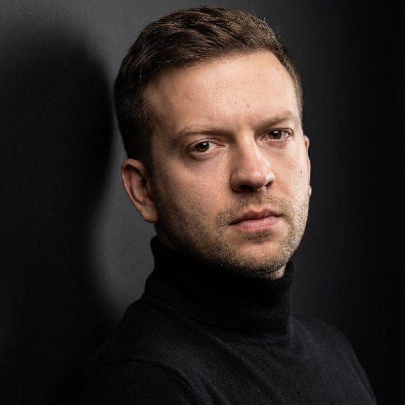 Мужской студийный портрет на темном фоне