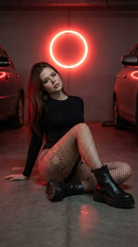 Фотосессия с красным неоном на парковке