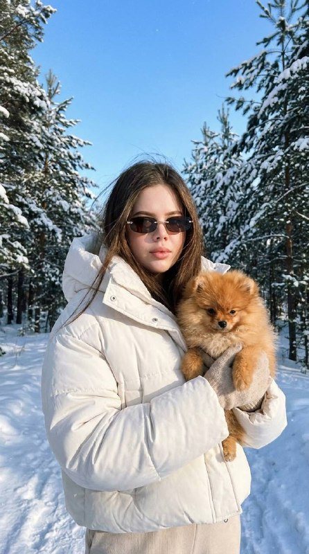 Зимняя прогулка с пушистым шпицем