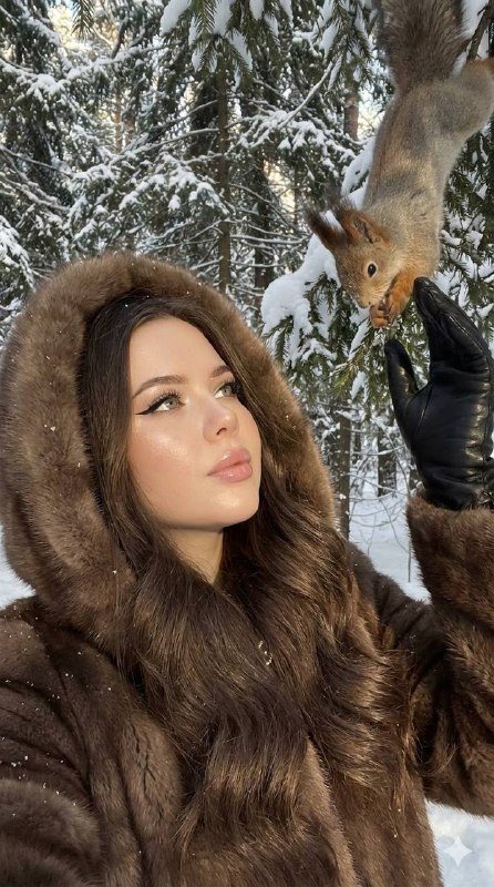 Встреча с белкой в зимнем лесу
