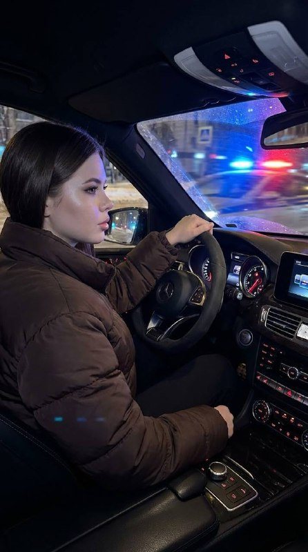 Девушка за рулем ночного автомобиля