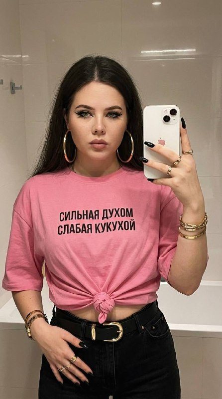 Селфи молодой девушки в зеркале ванной