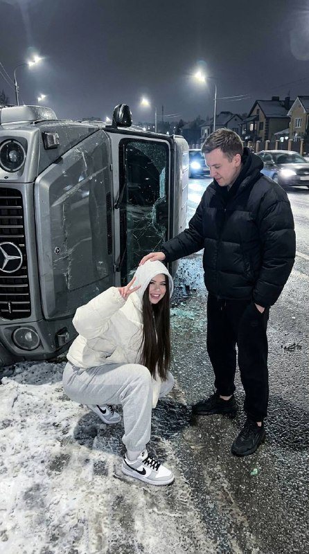 Ироничный снимок у перевернутого внедорожника
