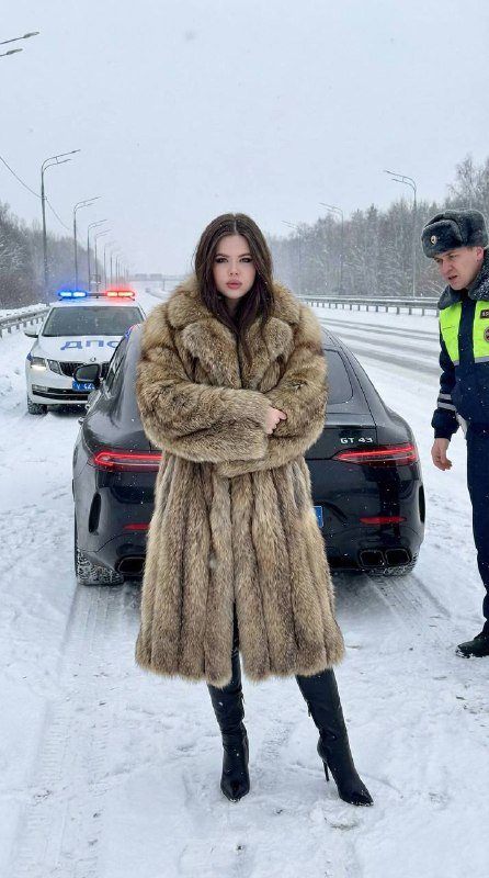 Остановка на заснеженной трассе