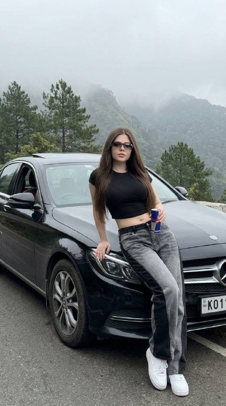 Стильная фотосессия с автомобилем в горах